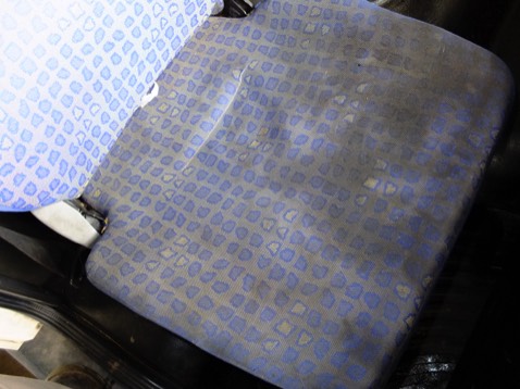Fotelik tapicerowany przed czyszczeniem - firma sprzątająca Puc Serices Plus koło Rzeszowa